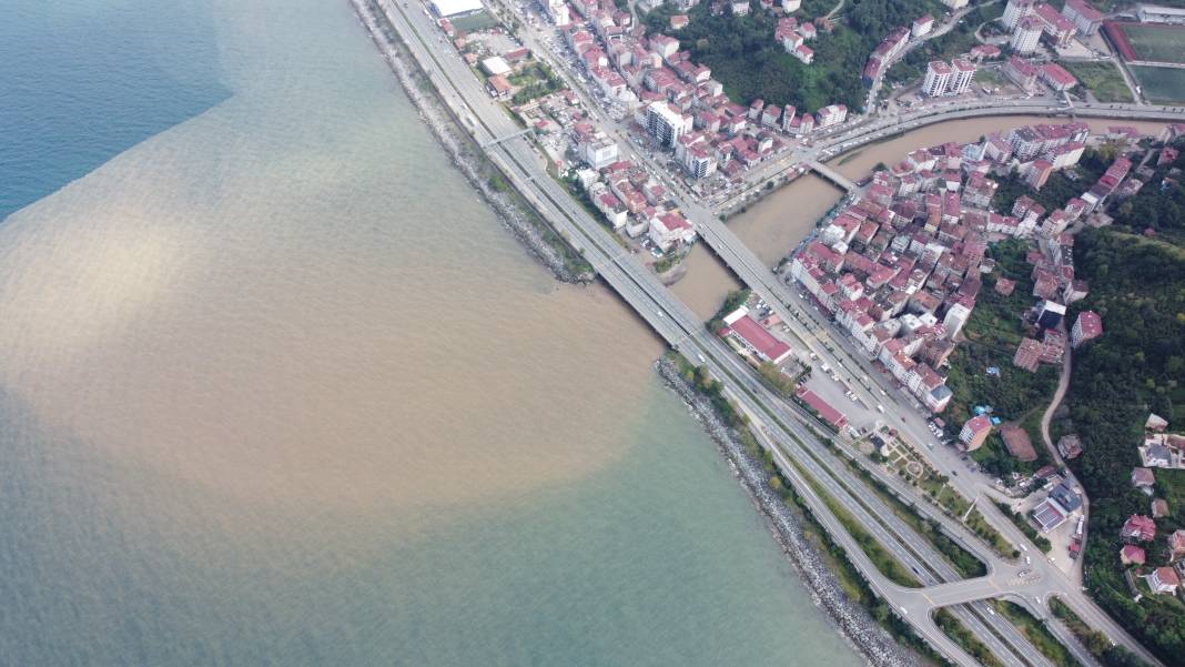 Trabzon’da sel sonrası Karadeniz’in rengi değişti 2